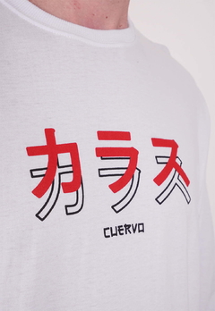 caimento regular, barra alongada e mangas ligeiramente oversized, com ribana canelada nos punhos. Gola especial em ribana e reforço interior de ombro a ombro 