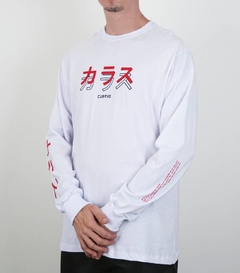 caimento regular, barra alongada e mangas ligeiramente oversized, com ribana canelada nos punhos. Gola especial em ribana e reforço interior de ombro a ombro 