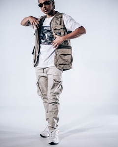 Two Tone Pants é uma calça com corte reto, possui 2 bolsos cargo com pregas nas laterais, 2 bolsos faca frontal e 2 bolsos traseiros com lapela. A peça tem o cós em ribana dupla preta com elástico 4cm, além do cadarço tubular para ajuste do cós.