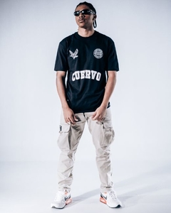 A Selected Tee tem caimento regular, barra alongada e mangas ligeiramente oversized. Gola especial em ribana e reforço interior de ombro a ombro para garantir um caimento bom e uma durabilidade alta.