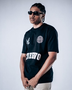 A Selected Tee tem caimento regular, barra alongada e mangas ligeiramente oversized. Gola especial em ribana e reforço interior de ombro a ombro para garantir um caimento bom e uma durabilidade alta.