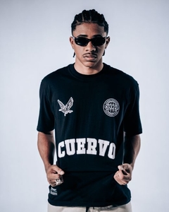 A Selected Tee tem caimento regular, barra alongada e mangas ligeiramente oversized. Gola especial em ribana e reforço interior de ombro a ombro para garantir um caimento bom e uma durabilidade alta.
