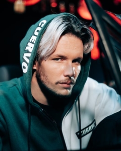 O Stripe Hoodie possui um punho personalizado com abertura para encaixar o dedo. O capuz é duplo, feito com próprio tecido da peça, o que eleva a qualidade do produto. Conta com um cadarço tubular em nylon para a regulagem. Em sua barra, a ribana dupla aj