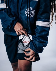 o Front-Pocket Shorts é uma bermuda com corte reto, possui 1 bolso frontal branco com a logo da Cuervo. A peça tem elástico no cós e um detalhe de regulador de algodão com 2cm de largura e feixo de nylon.