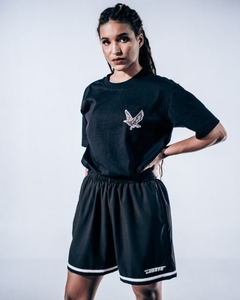 O Basket Shorts é uma bermuda em dry fit com recortes laterais para afinar a silhueta. A peça é forrada com tela, possui um elástico na cintura e 2 bolsos laterais frontal.