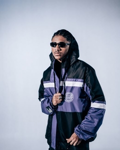 A Tee-Off Windbreaker é uma corta-vento forrada de tela. Com uma touca fechada com regulagem por cadarço de nylon e um zíper frontal coberto por vista. Elástico na barra e no punho complementam a capacidade de isolamento térmico. Com gola alta e tecido es