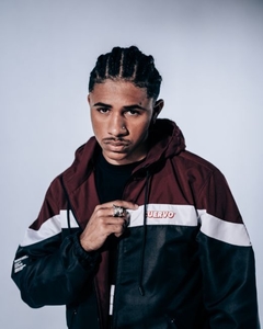 A Line-logo Polyester Windbreaker possui uma touca forrada com o próprio tecido, conta com regulagem por cadarço de nylon e um zíper frontal completo