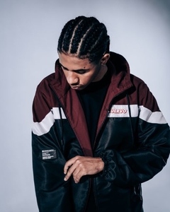 A Line-logo Polyester Windbreaker possui uma touca forrada com o próprio tecido, conta com regulagem por cadarço de nylon e um zíper frontal completo