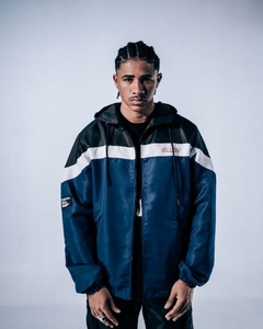 Jaqueta Corta Vento Line Logo nas cores preto, branco e azul, design único e inovador