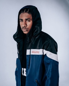 Jaqueta Corta Vento Line Logo nas cores preto, branco e azul, design único e inovador