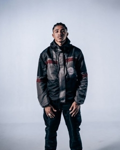 A Tee-Off Windbreaker é uma corta-vento forrada de tela. Com uma touca fechada com regulagem por cadarço de nylon e um zíper frontal coberto por vista. Elástico na barra e no punho complementam a capacidade de isolamento térmico. Com gola alta e tecido es