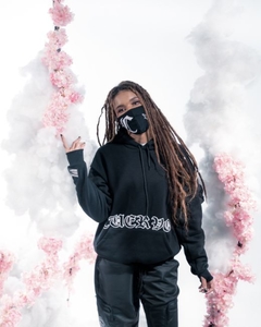  O Hidden Hoodie possui um punho personalizado com abertura para encaixar o dedo. O capuz é duplo, feito com próprio tecido da peça, o que eleva a qualidade do produto. Conta com um cadarço tubular em nylon para a regulagem. Em sua barra, a ribana dupla a