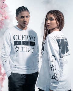 caimento regular, barra alongada e mangas ligeiramente oversized, com ribana canelada nos punhos. Gola especial em ribana e reforço interior de ombro a ombro 