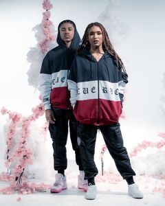 O Flag Hoodie possui um punho personalizado com abertura para encaixar o dedo. O capuz é duplo, feito com próprio tecido da peça, o que eleva a qualidade do produto. Conta com um cadarço tubular em nylon para a regulagem. Em sua barra, a ribana dupla ajud