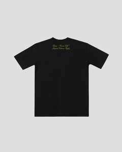  caimento regular, barra alongada e mangas ligeiramente oversized. Gola especial em ribana e reforço interior de ombro a ombro para garantir um caimento bom e uma durabilidade alta