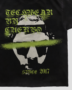  caimento regular, barra alongada e mangas ligeiramente oversized. Gola especial em ribana e reforço interior de ombro a ombro para garantir um caimento bom e uma durabilidade alta