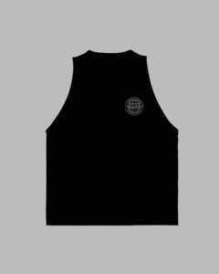 A Game-on Tank Top tem caimento regular, barra alongada e vão das mangas cavados. Feita pensando na prática de esportes, ela conta com uma ótima respirabilidade e uma durabilidade alta.