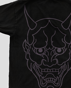  caimento regular, barra alongada e mangas ligeiramente oversized. Gola especial em ribana e reforço interior de ombro a ombro para garantir um caimento bom e uma durabilidade alta