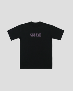  caimento regular, barra alongada e mangas ligeiramente oversized. Gola especial em ribana e reforço interior de ombro a ombro para garantir um caimento bom e uma durabilidade alta