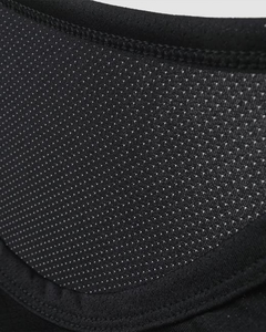 A Game-on Tank Top tem caimento regular, barra alongada e vão das mangas cavados. Feita pensando na prática de esportes, ela conta com uma ótima respirabilidade e uma durabilidade alta.