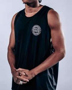 A Game-on Tank Top tem caimento regular, barra alongada e vão das mangas cavados. Feita pensando na prática de esportes, ela conta com uma ótima respirabilidade e uma durabilidade alta.