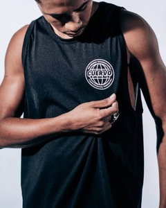 A Game-on Tank Top tem caimento regular, barra alongada e vão das mangas cavados. Feita pensando na prática de esportes, ela conta com uma ótima respirabilidade e uma durabilidade alta.