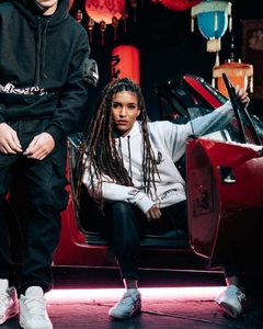 O West Hoodie possui um punho personalizado com abertura para encaixar o dedo. O capuz é duplo, feito com próprio tecido da peça, o que eleva a qualidade do produto. Conta com um cadarço tubular em nylon para a regulagem. Em sua barra, a ribana dupla ajud