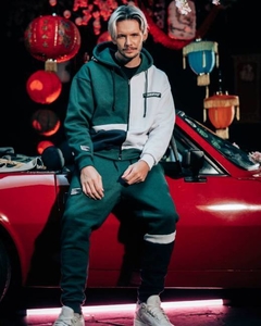 O Stripe Hoodie possui um punho personalizado com abertura para encaixar o dedo. O capuz é duplo, feito com próprio tecido da peça, o que eleva a qualidade do produto. Conta com um cadarço tubular em nylon para a regulagem. Em sua barra, a ribana dupla aj
