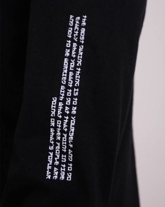 caimento regular, barra alongada e mangas ligeiramente oversized, com ribana canelada nos punhos. Gola especial em ribana e reforço interior de ombro a ombro 