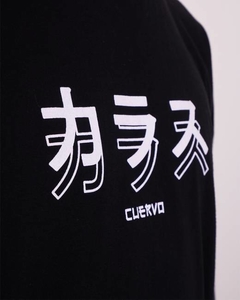 caimento regular, barra alongada e mangas ligeiramente oversized, com ribana canelada nos punhos. Gola especial em ribana e reforço interior de ombro a ombro 