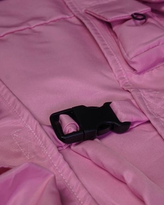 eito em microfibra duplo, tem abertura frontal com engates rápidos de nylon, esse colete tem aplicações de bolsos funcionais. Acabamento da peça em viés. 