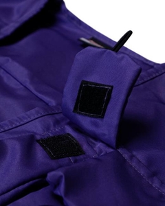 Feito em microfibra duplo, tem abertura frontal com engates rápidos de nylon, esse colete tem aplicações de bolsos funcionais. Acabamento da peça em viés.  