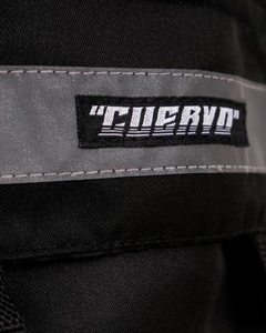 A Pencil Fidji Pants é uma calça Jogger, possui 2 bolsos cargo com lapela nas laterais e 2 bolsos facas nas laterais superiores. A barra possui ribana dupla no punho e cós de poliamida.