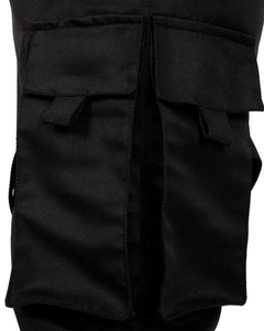 A Pencil Fidji Pants é uma calça Jogger, possui 2 bolsos cargo com lapela nas laterais e 2 bolsos facas nas laterais superiores. A barra possui ribana dupla no punho e cós de poliamida.