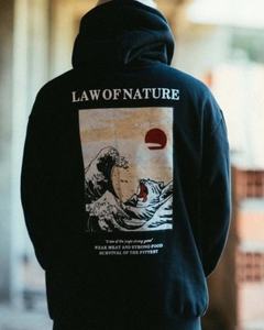 O Nature Hoodie possui um capuz duplo, feito com próprio tecido da peça, o que eleva a qualidade do produto. Conta com um cadarço tubular em nylon para a regulagem. Em sua barra, a ribana dupla ajuda no caimento perfeito. Esse blusão fechado conta com um 