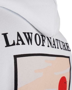 O Nature Hoodie possui um capuz duplo, feito com próprio tecido da peça, o que eleva a qualidade do produto. Conta com um cadarço tubular em nylon para a regulagem. Em sua barra, a ribana dupla ajuda no caimento perfeito. Esse blusão fechado conta com um 
