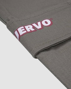 5-Pocket Pants é uma calça com corte reto, possui 2 bolsos cargo nas laterais, 2 bolsos faca frontal e 1 bolso traseiro com lapela. A peça tem elástico no cós e passante para cinto.