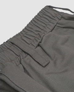 5-Pocket Pants é uma calça com corte reto, possui 2 bolsos cargo nas laterais, 2 bolsos faca frontal e 1 bolso traseiro com lapela. A peça tem elástico no cós e passante para cinto.