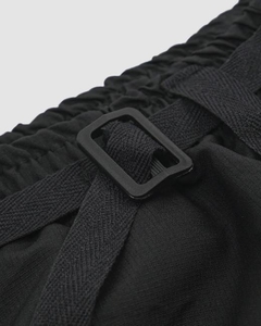 o Front-Pocket Shorts é uma bermuda com corte reto, possui 1 bolso frontal branco com a logo da Cuervo. A peça tem elástico no cós e um detalhe de regulador de algodão com 2cm de largura e feixo de nylon.