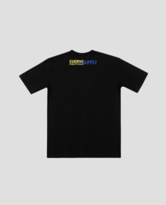  caimento regular, barra alongada e mangas ligeiramente oversized. Gola especial em ribana e reforço interior de ombro a ombro para garantir um caimento bom e uma durabilidade alta