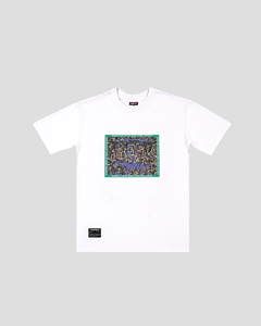 A Final Judgement Tee tem caimento regular, barra alongada e mangas ligeiramente oversized. Gola especial em ribana e reforço interior de ombro a ombro para garantir um caimento bom e uma durabilidade alta.