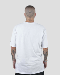 A Final Judgement Tee tem caimento regular, barra alongada e mangas ligeiramente oversized. Gola especial em ribana e reforço interior de ombro a ombro para garantir um caimento bom e uma durabilidade alta.