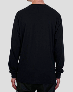aimento regular, barra alongada e mangas ligeiramente oversized, com ribana canelada nos punhos. Gola especial em ribana e reforço interior de ombro a ombro