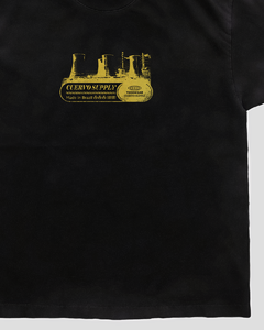  caimento regular, barra alongada e mangas ligeiramente oversized. Gola especial em ribana e reforço interior de ombro a ombro para garantir um caimento bom e uma durabilidade alta
