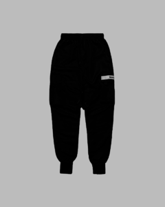 A Pencil Fidji Pants é uma calça Jogger, possui 2 bolsos cargo com lapela nas laterais e 2 bolsos facas nas laterais superiores. A barra possui ribana dupla no punho e cós de poliamida.
