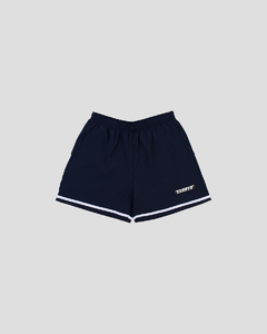 O Outlined Shorts é uma bermuda em microfibra com pernas largas. A peça possui um elástico na cintura e 2 bolsos laterais frontais.