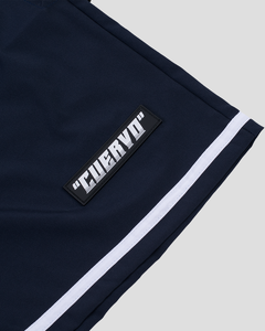 O Outlined Shorts é uma bermuda em microfibra com pernas largas. A peça possui um elástico na cintura e 2 bolsos laterais frontais.
