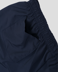 O Outlined Shorts é uma bermuda em microfibra com pernas largas. A peça possui um elástico na cintura e 2 bolsos laterais frontais.