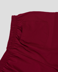 O Outlined Shorts é uma bermuda em microfibra com pernas largas. A peça possui um elástico na cintura e 2 bolsos laterais frontais.