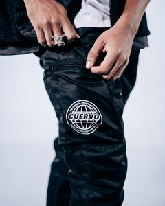 A Solid Fidji Pants é uma calça Jogger, possui 2 bolsos saco com zíper de nylon funcional. A barra possui ribana dupla no punho e cós de poliamida.